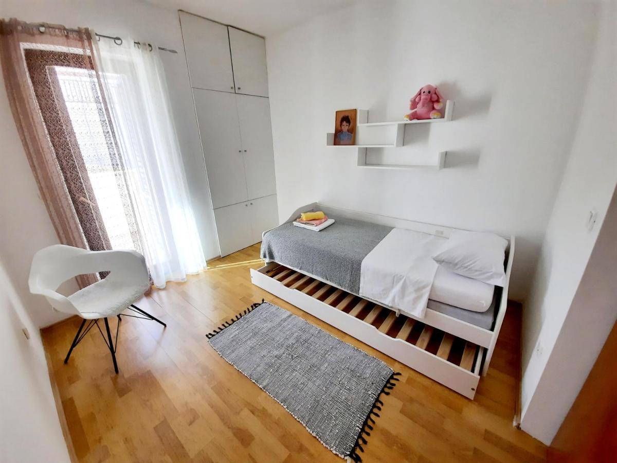 Lovely 3-Bedroom Apartment With Breathtaking View Dugi Rat Ngoại thất bức ảnh